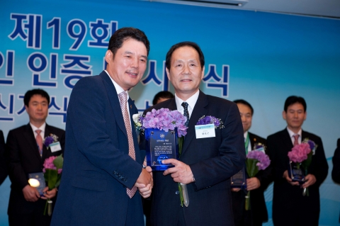 황 대표는 한국신지식인협회 주관으로 6월 21일(木) 18:00, 서울 세종문화회관 세종홀에서 개최된 제19회 신지식인 인증식에서 선정된 71명의 신지식인을 대표해 신지식인 대상을 수상하는 영예를 안았다.