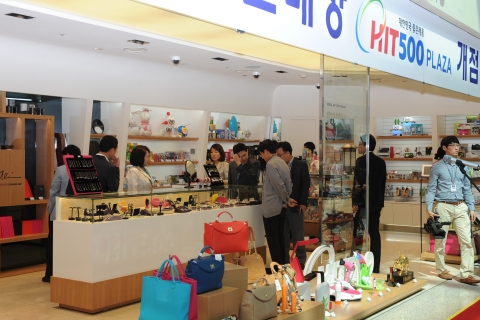 중소기업청과 한국관광공사는 27일(수) 인천공항 면세점에 중소기업 우수 제품(HIT500)을 전시판매하는 중소기업 전용 매장을 개소하였다.