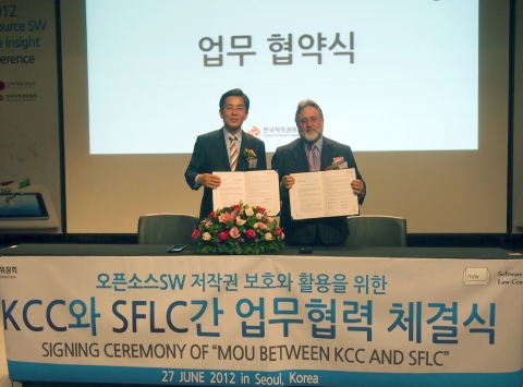 (왼쪽부터)한국저작권위원회 유병한 위원장과 Software Freedom Law Center(SFLC) Eben Moglen 대표