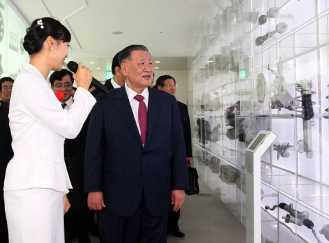 정몽구(鄭夢九) 현대자동차그룹 회장이 28일 개막 48일째를 맞은 ‘2012 여수세계박람회’ 현장을 찾아 한국관과 주제관, 현대차그룹관 등을 방문했다.  사진은 정몽구 회장이 현대
