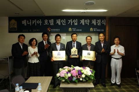 (왼쪽부터 한국관광공사 베니키아사업팀 박지후 전문위원, 스위스로젠호텔 민원경 이사, 째즈어라운드호텔 최용우 총지배인, 째즈어라운드호텔 양해은 대표이사, 한국관광공사 이재성 정책사업