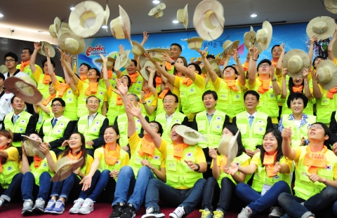 경상북도(도지사 김관용)는 2012. 6.29(금) 15:00 경운대학교에서 ‘2012년도 경상북도 대학생 새마을해외봉사단’ 출정식을 가졌다.