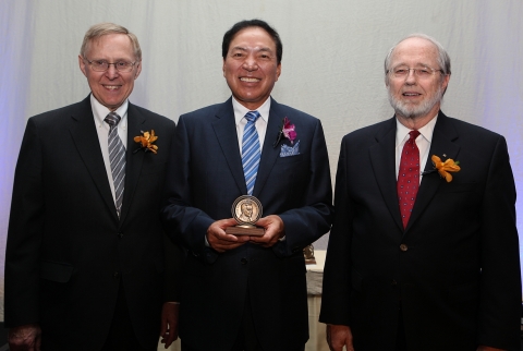 삼성전자 이윤우 상임고문이 6월 30일(현지시간) 미국 보스턴에서 열린 '2012 IEEE Honors Ceremony'에서 반도체 산업 발전에 기여한 공로를 인
