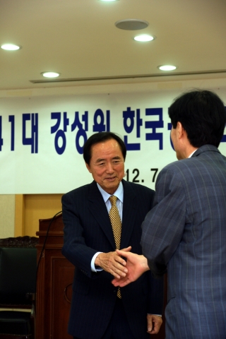 한국공인회계사회 임직원들과 일일이 인사를 나누고 있는 강성원 회장