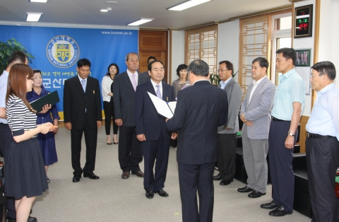 군산대학교는 7월 2일(월) 군산대학교 총장 접견실에서 김진용 서기관, 이재엽 행정사무관, 이문수 사무실무장, 고완복 기계장, 양영자 실무관 등 직원 5인에 대한 정년퇴임식 및 포상 전수식을 가졌다.