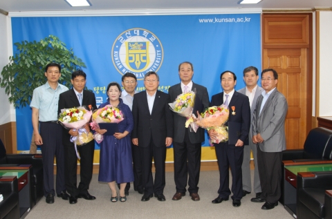 군산대학교는 7월 2일(월) 군산대학교 총장 접견실에서 김진용 서기관, 이재엽 행정사무관, 이문수 사무실무장, 고완복 기계장, 양영자 실무관 등 직원 5인에 대한 정년퇴임식 및 포