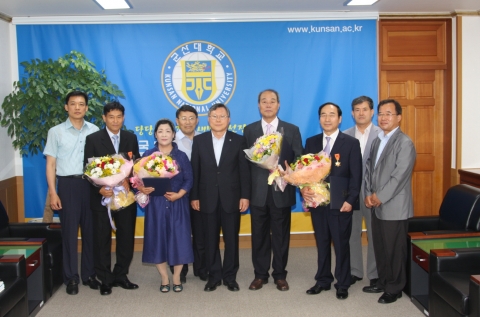 군산대학교는 7월 2일(월) 군산대학교 총장 접견실에서 김진용 서기관, 이재엽 행정사무관, 이문수 사무실무장, 고완복 기계장, 양영자 실무관 등 직원 5인에 대한 정년퇴임식 및 포상 전수식을 가졌다.