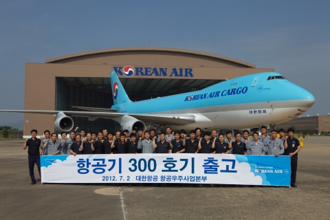 대한항공은 7월 2일 부산 테크센터에서 항공기 도장 300호기 출고 행사를 실시했다. 대한항공 테크센터 임직원들이 이날 출고된 300번째 도장 항공기(B747-400F) 앞에서 기념 사진을 촬영하고 있다.