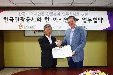 한국관광공사, 한-아세안센터와 업무협약 체결 (왼쪽부터 한-아세안센터 정해문 사무총장, 한국관광공사 이참 사장)