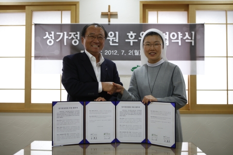 왼쪽 한국예탁결제원 김경동 사장
오른쪽 성가정입양원 남혜경 원장 수녀