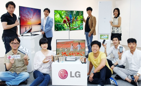 서초구 양재동 소재의 LG전자 서초 R&D캠퍼스 내 디자인경영센터에서 LG전자 디자이너들이 IDEA 디자인상을 수상한 본인의 제품들을 직접 소개하고 있다. 
(뒷줄 왼쪽부터 이정록