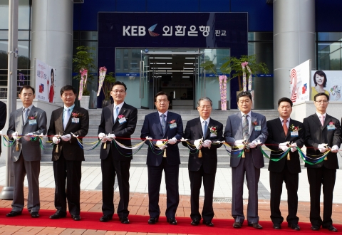 3일 경기 성남시 삼평동 682번지 유스페이스2, A동 1층 외환은행 판교지점 개점식에서 윤용로 외환은행장 (사진 왼쪽에서 다섯번째)과 내외빈 축하객들이 개점 축하 테잎을 자르고 