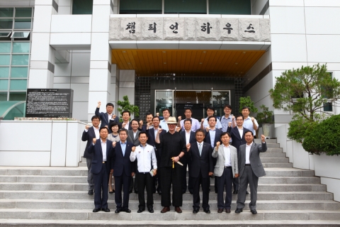한국관광공사 이참 사장 등 임직원은 3일 오전 태릉선수촌을 방문, 런던 올림픽에 참가하는 국가대표 선수들을 격려하고 선전을 기원하였다. (앞줄 왼쪽부터 한국관광공사 이재성 정책사업
