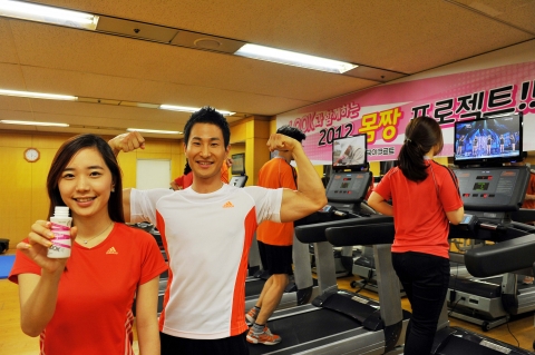 국야쿠르트 임직원들이 자사 지하에 위치한 피트니스클럽 ‘다이나메카’에서 ‘룩(LOOK)’과 함께하는 몸짱프로젝트에 참가해 운동을 하고 있다. 이 회사는 직원 건강증진을 위해 최근 