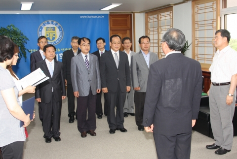군산대학교는 7월 3일(화) 오후 4시 군산대학교 총장 접견실에서 4,5급 전보(승진 포함)대상자에 대한 임용장 수여식을 가졌다.