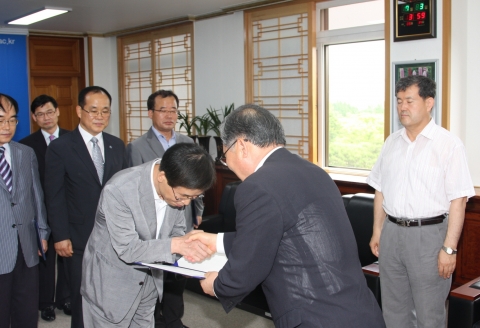 군산대학교는 7월 3일(화) 오후 4시 군산대학교 총장 접견실에서 4,5급 전보(승진 포함)대상자에 대한 임용장 수여식을 가졌다.