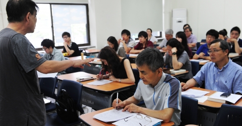 건국대 서당 ‘일감학당’에서 수업 받고 있는 학생들.