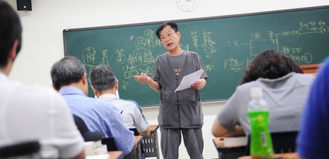 건국대 서당 ‘일감학당’에서 수업 받고 있는 학생들.