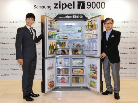 삼성전자 CE담당 윤부근 사장과 삼성 지펠 모델 이승기가 신제품 '삼성 지펠 T9000'을 소개하는 모습.