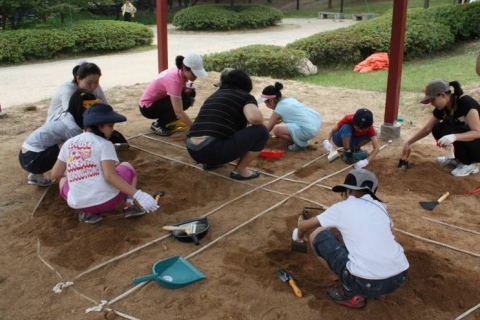 문화재청이 문화재형 예비사회적기업으로 지정한 (재)백제문화재연구원교육문화센터사업단에서 문화재발굴 실습을 진행 중이다.
