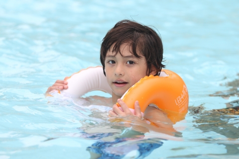 레오파이는 세이프락 버클이 있어서 구명조끼처럼 안전하고 재미있는 물놀이를 즐길 수 있다.