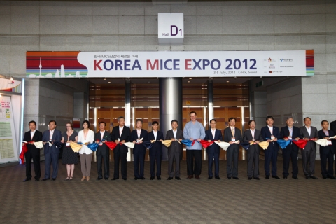 KOREA MICE EXPO 2012 개막식  (왼쪽에서 7번째 한국관광공사 임용혁 감사, 8번째 청와대 안경모 관광진흥비서관, 9번째 문화체육관광부 곽영진 제 1차관, 10번째 한국관광공사 이참 사장, 11번째 서울시 김상범 행정1부시장, 12번째 서울관광마케팅 이승렬 사장)