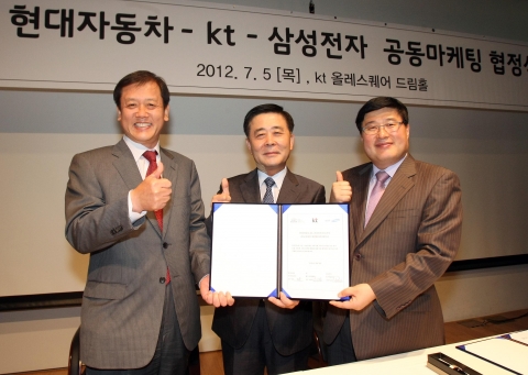 현대차는 5일 광화문 KT올레스퀘어에서 현대차 및 KT와 삼성전자, 각 사 임원진이 참석한 가운데 ‘트리플 넘버 1 공동 마케팅 업무협약’을 체결했다. 
사진은 가운데 현대차 국내