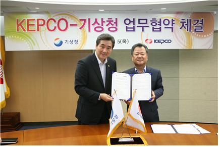 왼쪽 조석준 기상청장 오른쪽 김중겸 한국전력공사 사장