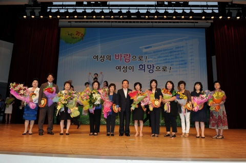강운태 시장은 5일 시청 대회의실에서 열린 제17회 여성주간기념행사에 참석해 축사와 함께  여성일자리 창출우수기업, 양성평등 모범부부 등 여성정책 유공자에 대해 시상했다.