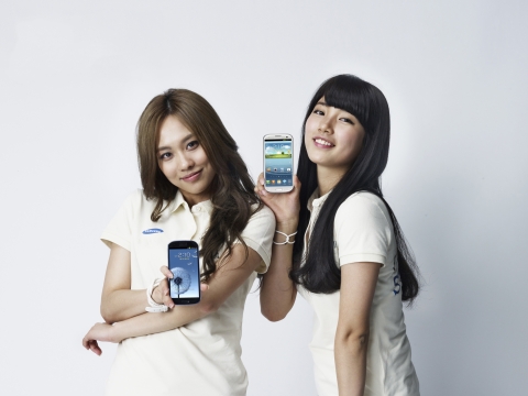 삼성전자는 2PM, Miss A, 씨스타, 포미닛 등 국내 대표 아이돌 48명과 함께 2012 런던 올림픽에서의 승리를 기원하는 '갤럭시SⅢ 스타디움(Stadium)�