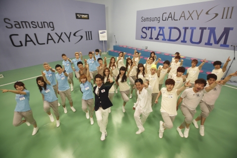 삼성전자는 2PM, Miss A, 씨스타, 포미닛 등 국내 대표 아이돌 48명과 함께 2012 런던 올림픽에서의 승리를 기원하는 '갤럭시SⅢ 스타디움(Stadium)�
