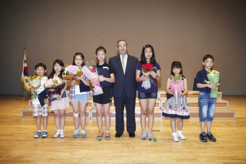 이수성 장애인먼저실천운동본부 이사장과 수상학생들