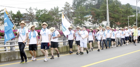 두산중공업(대표이사 부회장 박지원)이 창립 50주년을 기념해 진행하고 있는 ‘사람에게서 사람으로, 파워릴레이’ 걷기 행사에 참여한 임직원들이 7일, 부산광역시 기장군 고리 원전 인