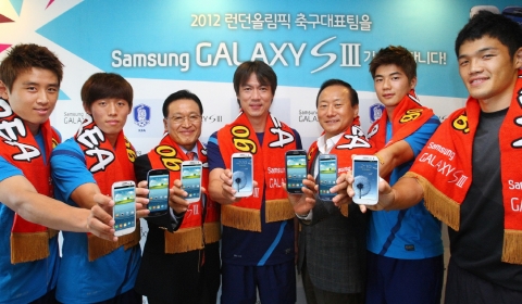 삼성전자는 올림픽 선전을 기원하는 마음으로 올림픽 축구 국가대표팀 선수단 전원에게 갤럭시SⅢ를 증정하는 행사를 가졌음. (왼쪽부터) 구자철 선수, 김보경 선수, 조중연 대한축구협회