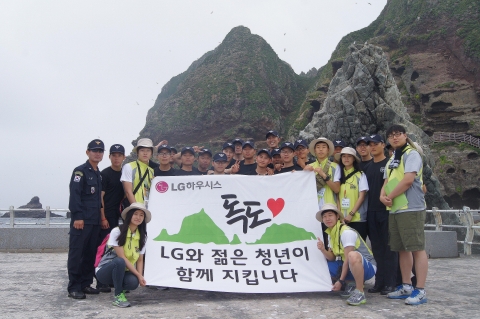 LG하우시스가 대학생, 임직원들이 참여한 &#039;독도사랑 청년캠프&#039;를 개최하고, 독도의 자연생태 및 문화체험, 독도 경비대와 교류의 시간을 가지는 등 친환경 독도를 만들기 위한 활동을 펼쳤다.