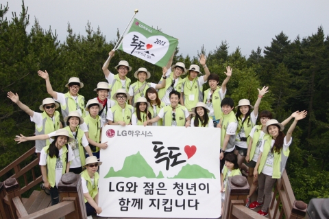LG하우시스가 대학생, 임직원들이 참여한 &#039;독도사랑 청년캠프&#039;를 개최하고, 독도의 자연생태 및 문화체험, 독도 경비대와 교류의 시간을 가지는 등 친환경 독도를 만들기 위한 활동을 펼쳤다.