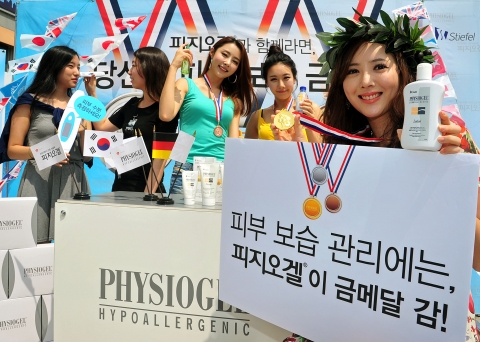 글락소스미스클라인(GSK)은 런던 올림픽을 앞두고, 8일 신촌Yes Apm에서 보습제 피지오겔과 함께하는 행사를 통해 일반인을 대상으로 보습관리에 대한 정보를 제공하고 피부 수분도를 측정하는 이벤트를 진행했다.