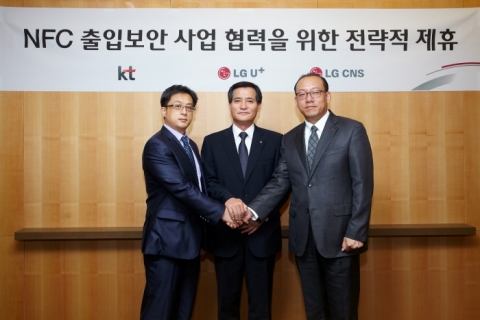종합 IT서비스기업 LG CNS(대표 김대훈)가 KT(대표 이석채), LG U+(대표 이상철)와  공동으로 국내 최초의 OTA(Over The Air, 무선) 방식 NFC  출입보