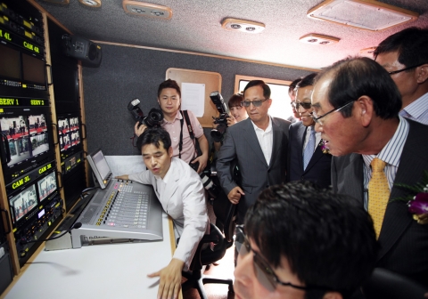 금일 오전 11시 상암동 열린 '3D Media Lab(3D 기술&장비 지원센터)' 개소식에 참석하여 세계 최초로 LTE망을 통한 3D 방송 영상 송출 시연을 보