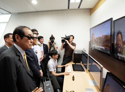 금일 오전 11시 상암동 열린 '3D Media Lab(3D 기술&장비 지원센터)' 개소식에 참석하여 세계 최초로 LTE망을 통한 3D 방송 영상 송출 시연을 보