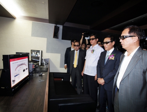 금일 오전 11시 상암동 열린 '3D Media Lab(3D 기술&장비 지원센터)' 개소식에 참석한 주요 인물들이 세계 최초로 LTE망을 통한 3D 방송 영상 송