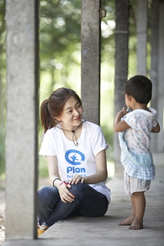 배우 백진희가 국제아동후원단체 플랜코리아와 함께 태국 치앙마이 지역 아이들을 찾았다.
