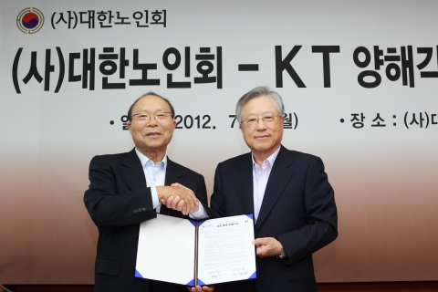 KT와 대한노인회는 'IT를 통한 노인복지 실현을 위한 MOU'를 9일 용산구 효창동에 있는 대한노인회 사무실에서 체결했다. 사진은 MOU 행사에서 포즈를 취하고