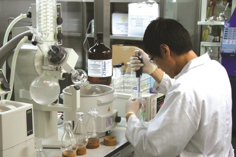 광동제약 연구원이 옥수수수염 농축액 관련 실험을 하고 있다.