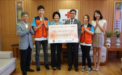 카페베네 김재일 부회장(사진 가운데 오른쪽)과 대한적십자사 유중근 총재(사진가운데 왼쪽)과 카페베네 청년봉사단원