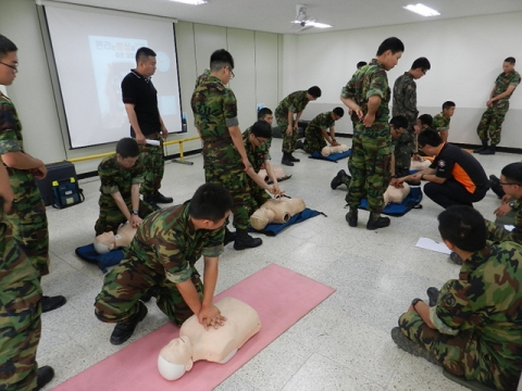 연천소방서는 10일 연천군 8750부대에서 현역병사 50여명을 대상으로 심폐소생술 및 응급처치 교육을 실시했다.