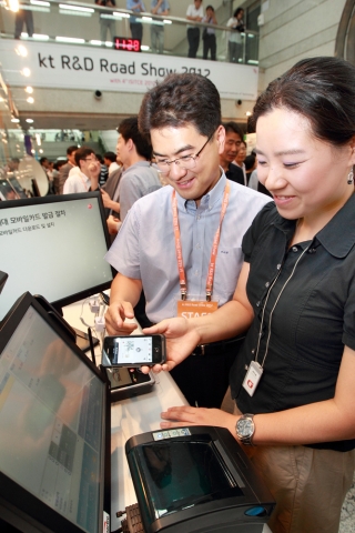KT는 11일 서초구 우면동 KT 연구개발센터에서 열린 'R&D Road Show 2012'를 통해 KT의 혁신적인 최신 기술들을 선보였다. 특히, 안정성과 활용