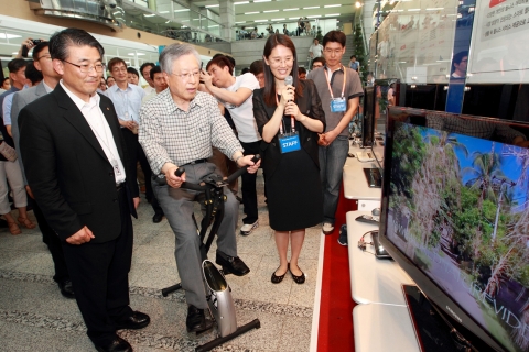 KT는 11일 서초구 우면동 KT 연구개발센터에서 KT의 R&D 현황을 한 눈에 볼 수 있는 'R&D Road Show 2012'를 개최했다. 사진은 KT 이석채