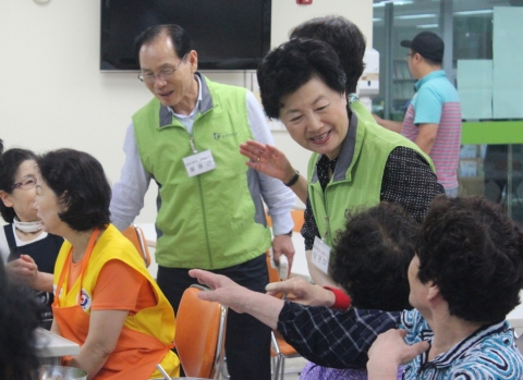 이관이 동명문화연구소장과 함께 어르신들에게 배식봉사 중인 동명대학교 설동근 총장