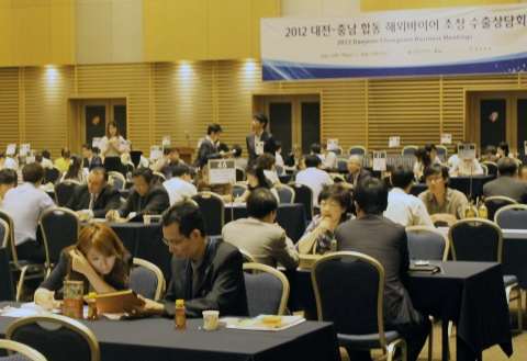 충남도는 12일 대전컨벤션센터에서 해외바이어 초청 수출상담회를 개최했다.